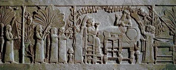 Asurbanipal representado en un banquete en una estela hallada en Nínive